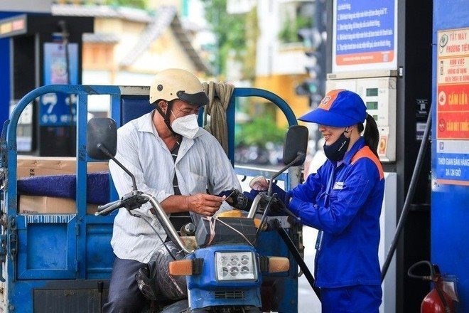 Giá xăng RON 95, dầu diesel cùng giảm từ chiều nay