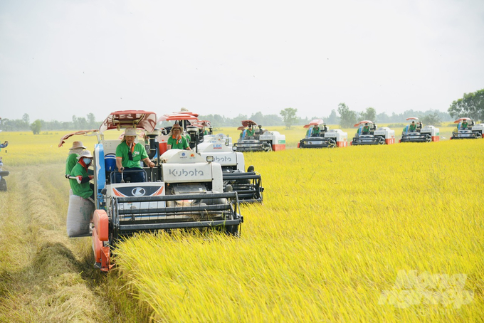 Bộ trưởng Bộ NN-PTNT Lê Minh Hoan khuyến khích An Giang đẩy mạnh ứng dụng nông nghiệp chính xác trong sản xuất lúa. Ảnh: Lê Hoàng Vũ.