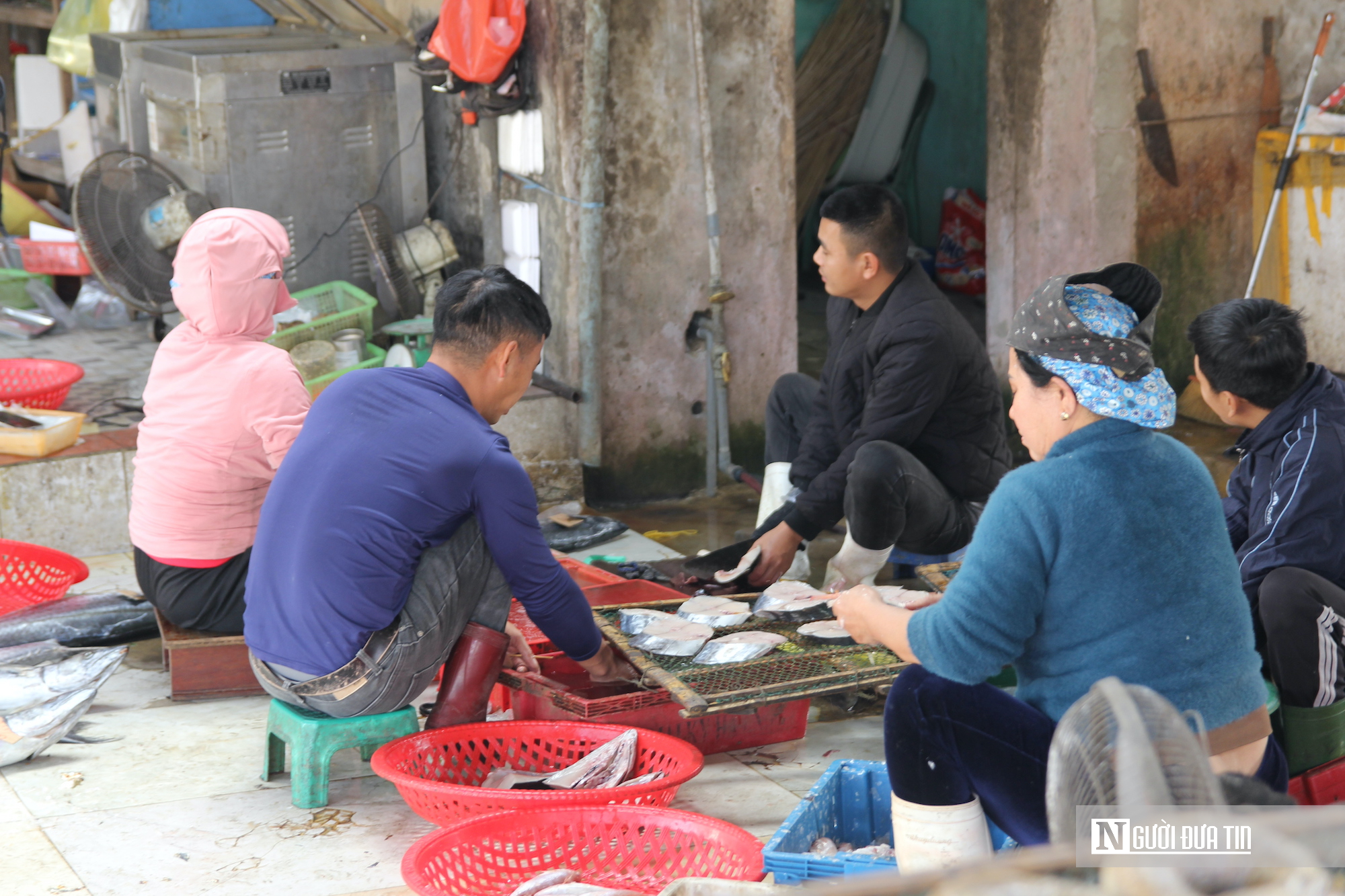 Làng cá nướng xứ Nghệ đỏ lửa suốt ngày đêm phục vụ Tết Nguyên đán- Ảnh 1.