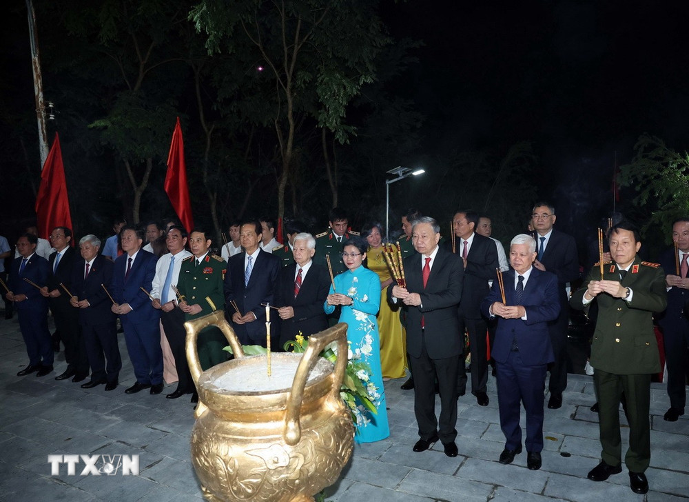 Tổng Bí thư Tô Lâm và các lãnh đạo, nguyên lãnh đạo Đảng, Nhà nước đã đến dâng hương tại Đền tưởng niệm các chiến sỹ, đồng bào tử nạn núi Bà Rá. (Ảnh: Thống Nhất/TTXVN) ttxvn-tong-bi-thu-giai-phong-phuoc-long-8.jpg