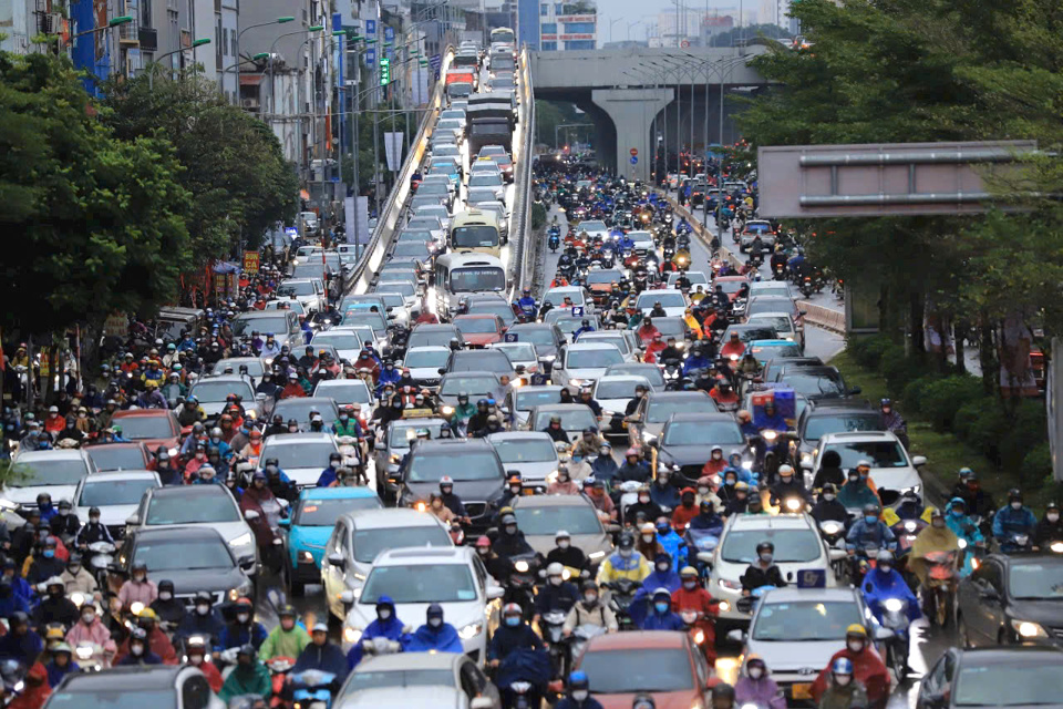 V&agrave;o khung giờ cao điểm lượng phương tiện thực tế tr&ecirc;n nhiều tuyến đường, n&uacute;t giao vượt qu&aacute; lưu lượng thiết kế.