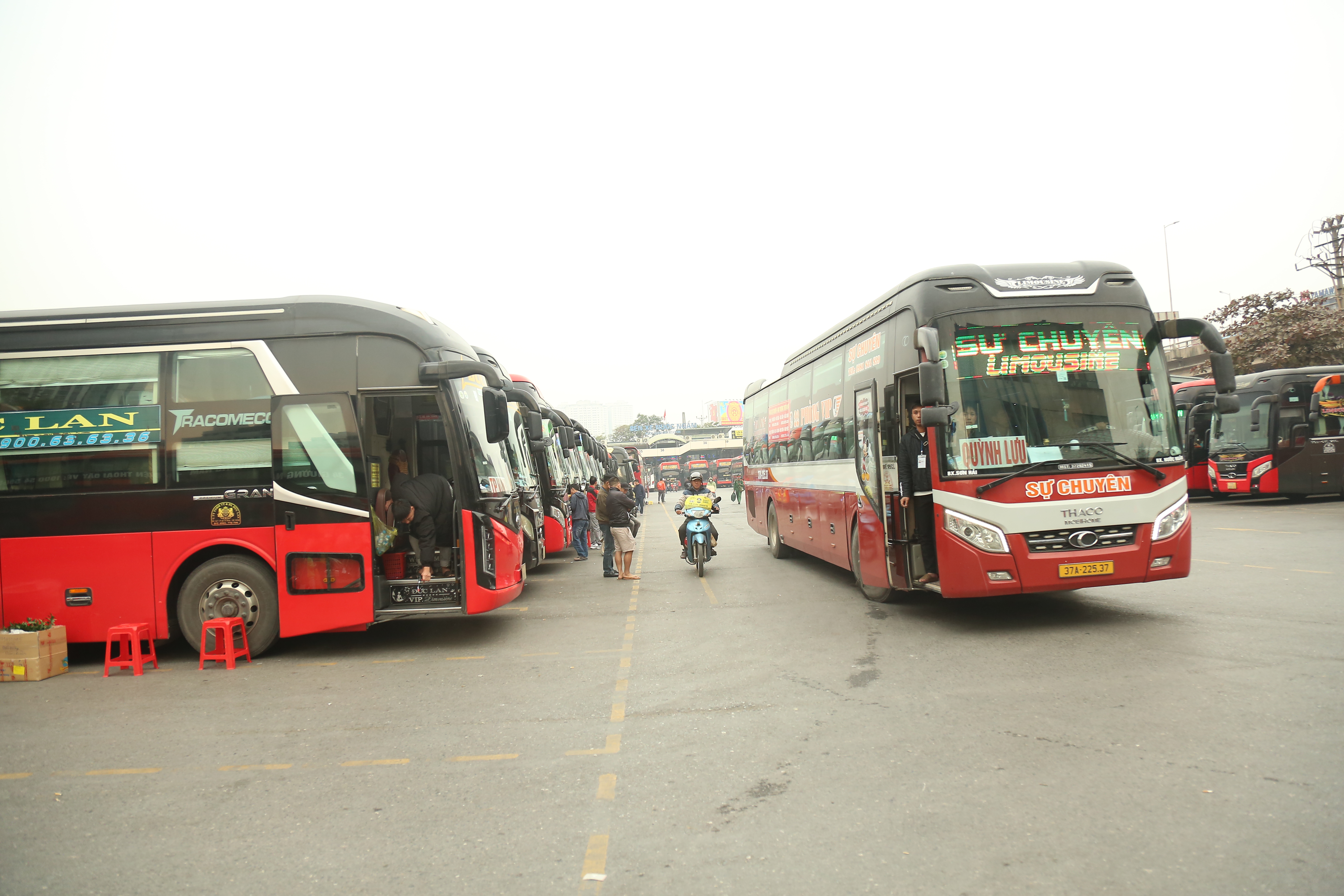 Năm nay, h&agrave;ng ngh&igrave;n lượt xe kh&aacute;ch cũng đ&atilde; được c&aacute;c bến xe v&agrave; doanh nghiệp vận tải chuẩn bị để phục vụ người d&acirc;n.