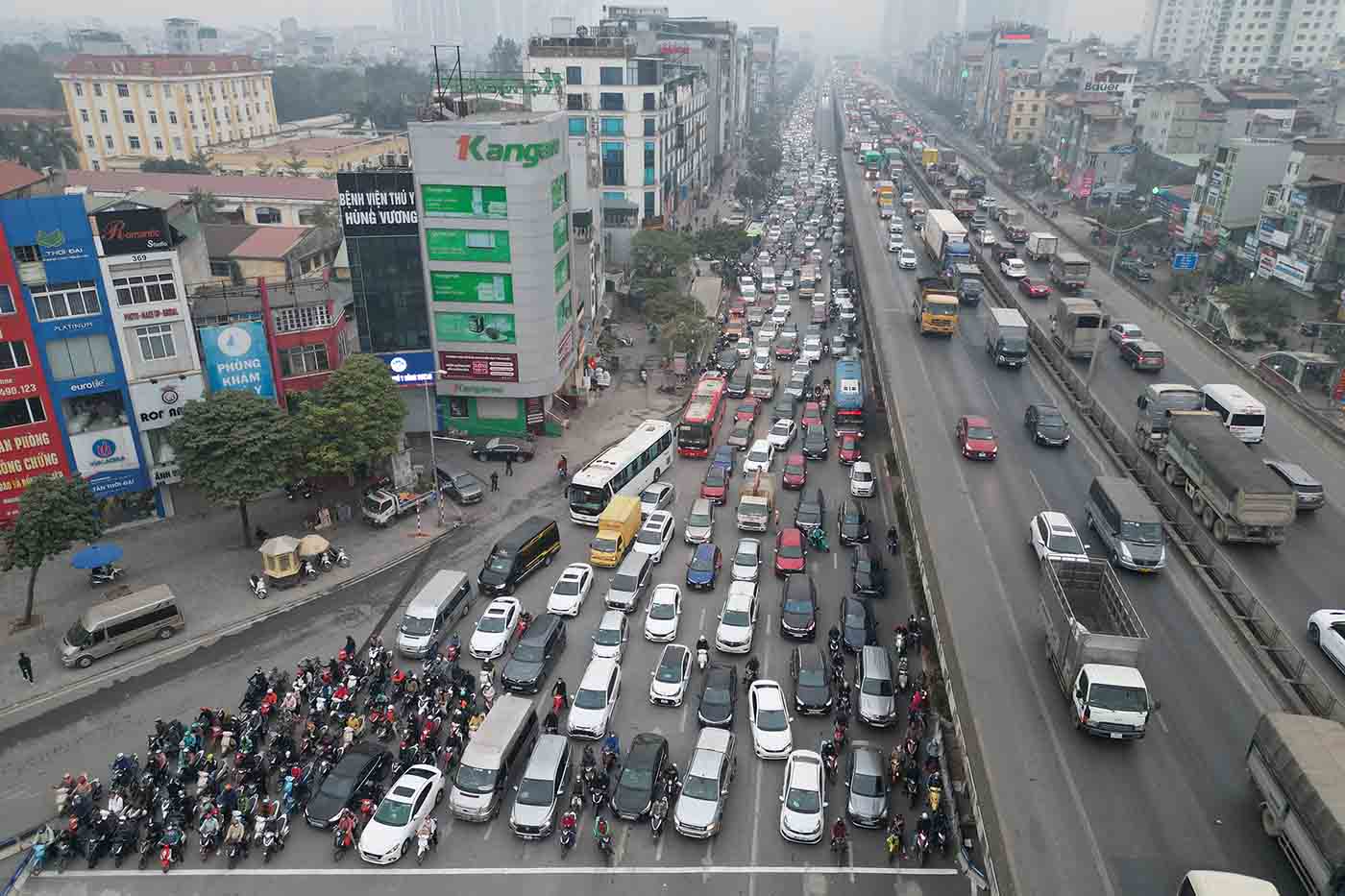 Tình hình ùn tắc trên đường Nguyễn Xiển và Khuất Duy Tiến hướng về nút giao Thanh Xuân chưa hạ nhiệt sau hơn 2 ngày tổ chức lại giao thông. Ảnh: Hữu Chánh