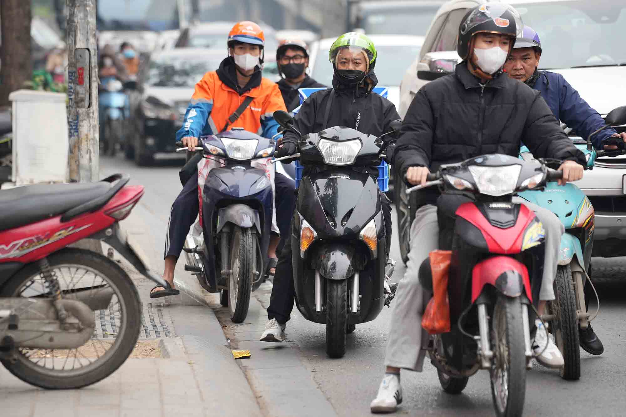 Các phương tiện nối đuôi nhau cùng chờ đèn đỏ trên đường Khuất Duy Tiến (quận Thanh Xuân). Ảnh: Hữu Chánh