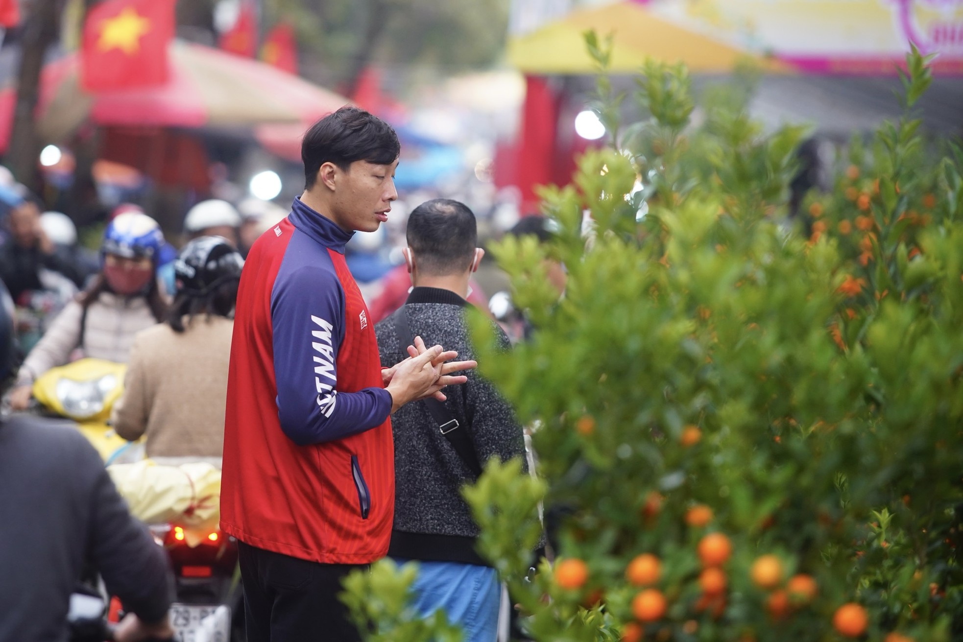 Ngày đầu kỳ nghỉ Tết Nguyên đán, người dân hồ hởi xuống phố 'săn' đào, quất ảnh 24