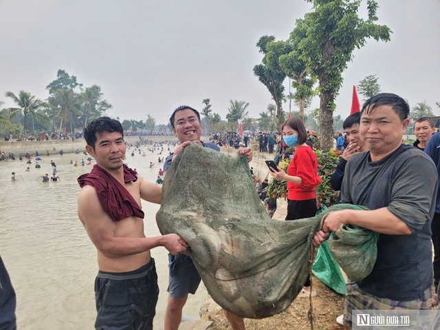 Hàng tấn cá được đánh bắt tại lễ hội ngày cận Tết- Ảnh 10.