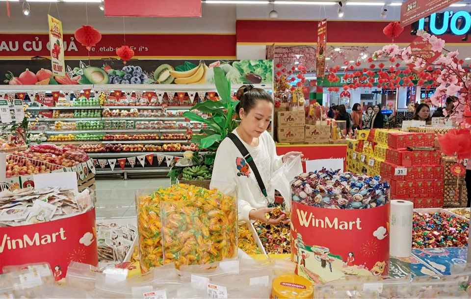 Người d&acirc;n mua sắm tại si&ecirc;u thị WinMart.