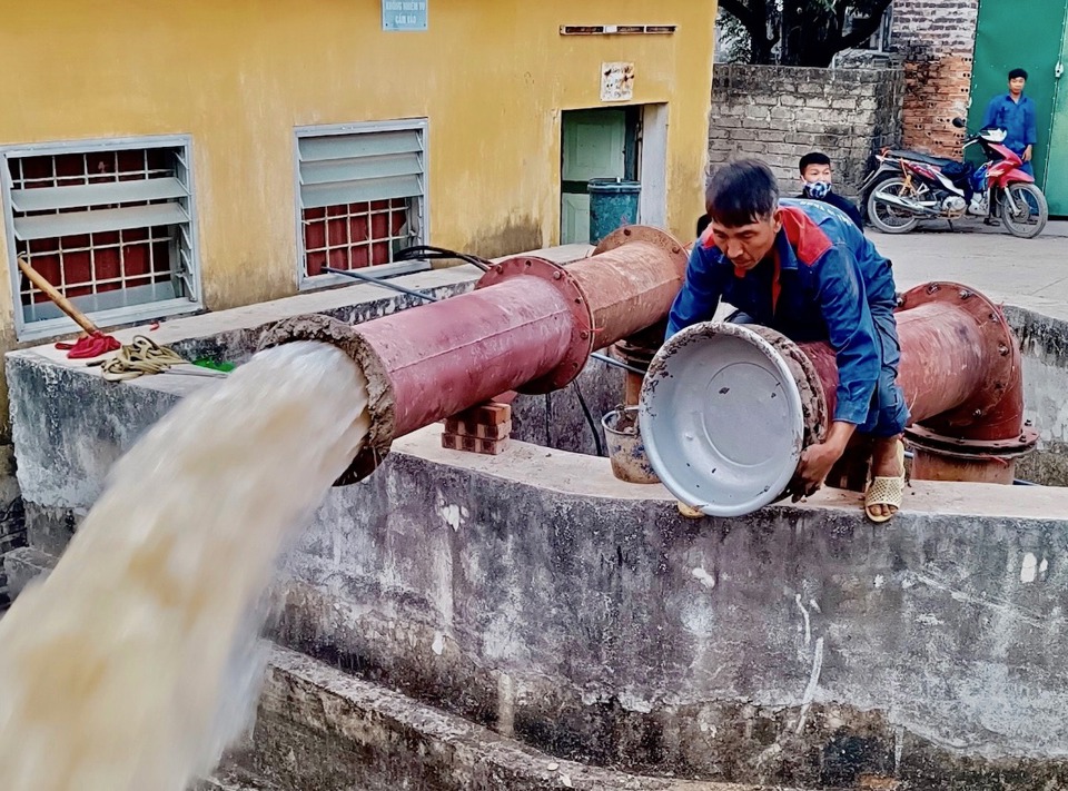 Trong những ng&agrave;y Tết đang diễn ra, c&aacute;c doanh nghiệp thuỷ lợi của H&agrave; Nội vẫn ph&acirc;n c&ocirc;ng c&aacute;n bộ, c&ocirc;ng nh&acirc;n duy tr&igrave; ứng trực tại c&aacute;c trạm bơm để tổ chức vận h&agrave;nh c&aacute;c tổ m&aacute;y bơm, tranh thủ điều kiện nguồn nước thuận lợi, lấy nước phục vụ sản xuất vụ Xu&acirc;n.