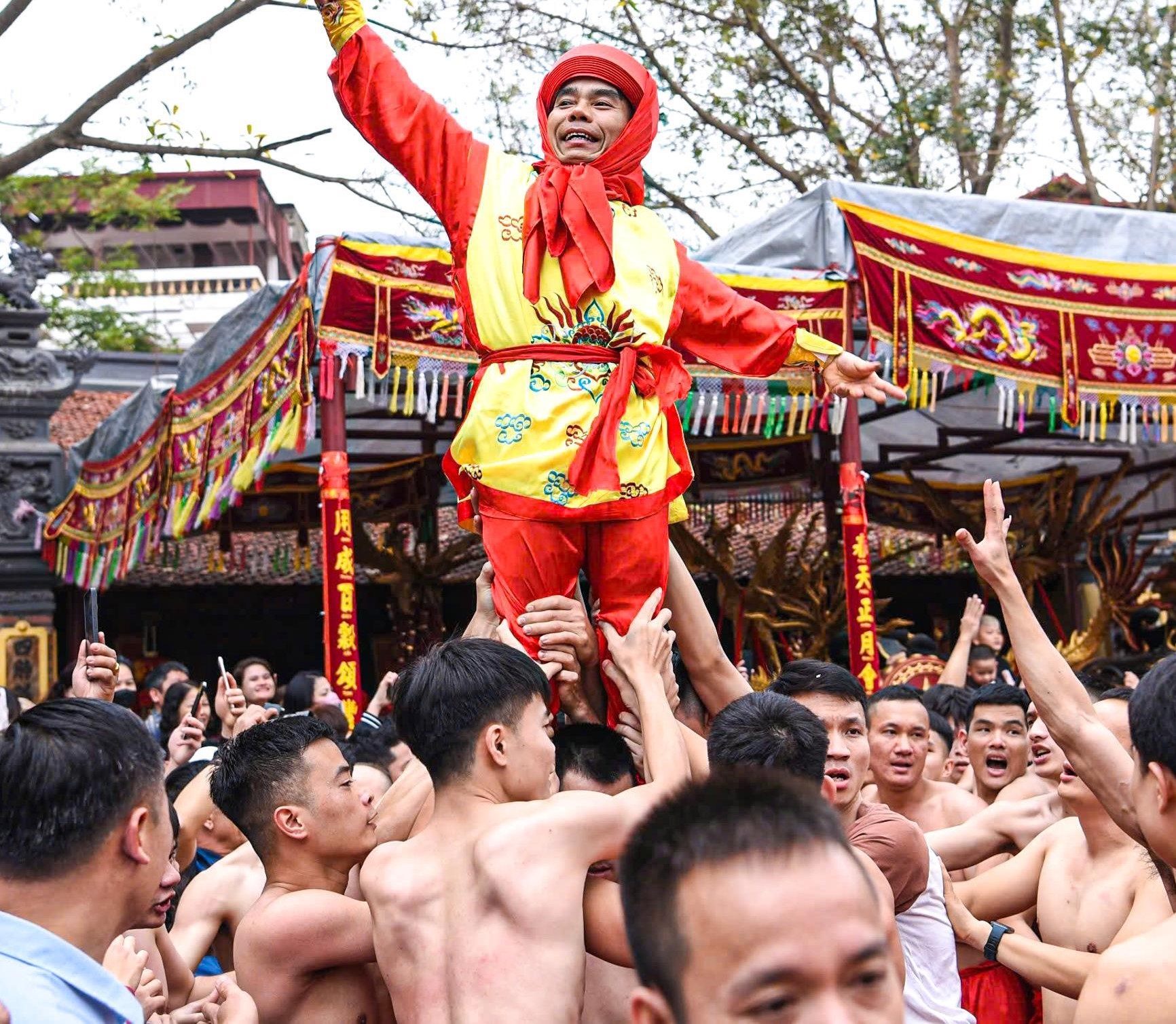 Người dân làng Đồng Kỵ mong muốn chạm vào Quan đám để năm mới có được nhiều may mắn.