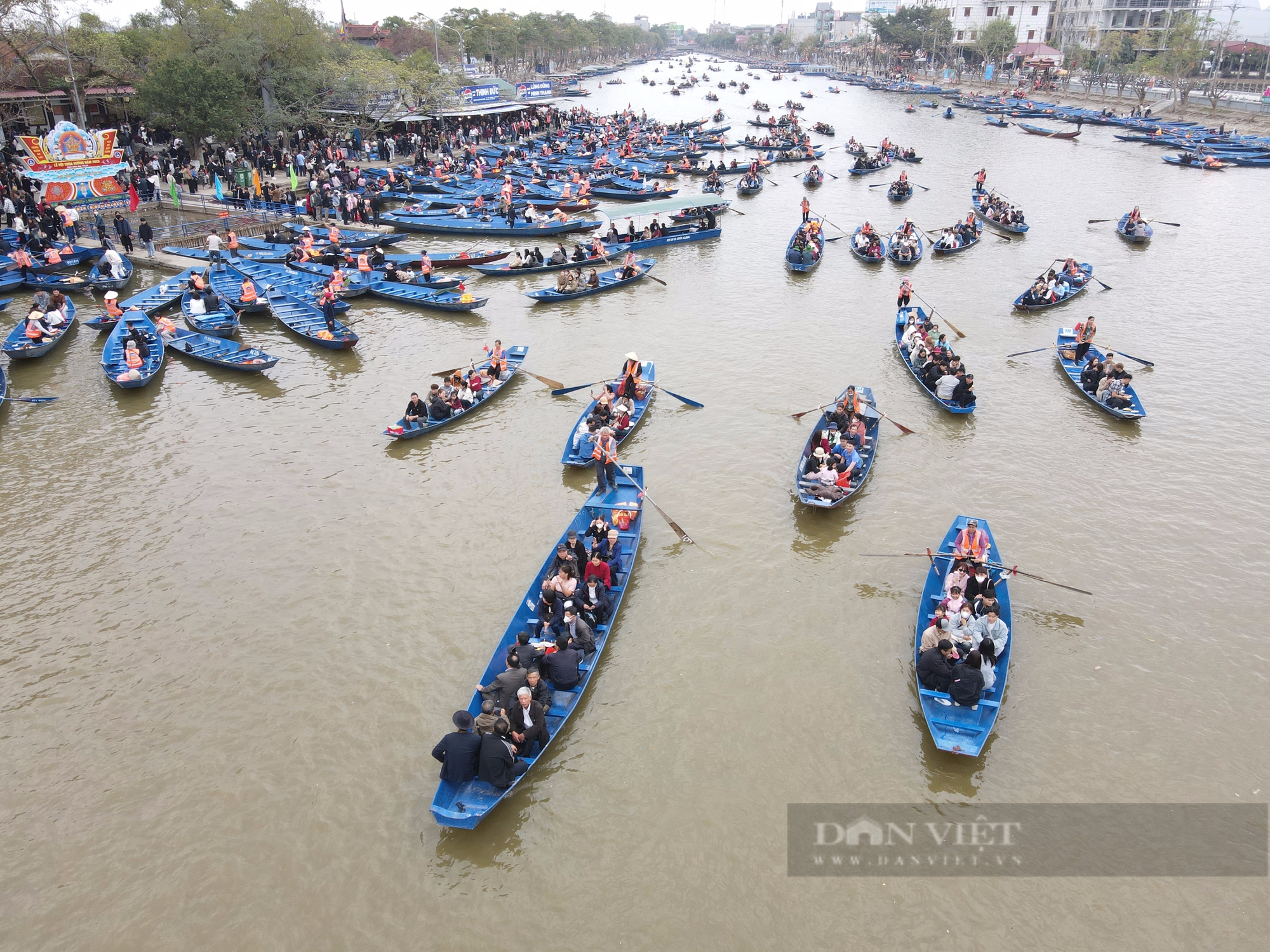 Chùa hương đón 9,2 vạn người trước ngày khai hội, dự đoán con số bất ngờ lượng du khách năm nay   - Ảnh 1.