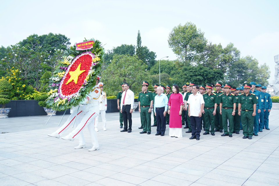 Đại biểu d&acirc;ng hoa l&ecirc;n anh linh c&aacute;c Anh h&ugrave;ng liệt sỹ.&nbsp;