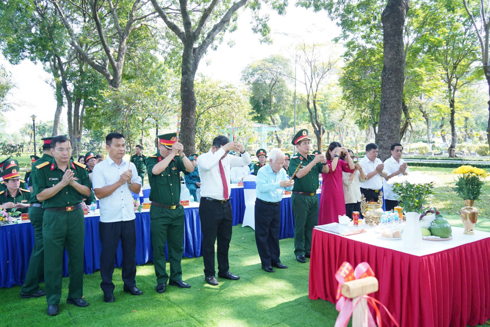 Thiếu tướng Phạm Văn Rậm &ndash; Ph&oacute; Tư lệnh Bộ Tư lệnh TP Hồ Ch&iacute; Minh c&ugrave;ng nguy&ecirc;n l&atilde;nh đạo UBND TP v&agrave; c&aacute;n bộ TP Thủ Đức d&acirc;ng hương tại lễ khởi c&ocirc;ng x&acirc;y Bia tưởng niệm.