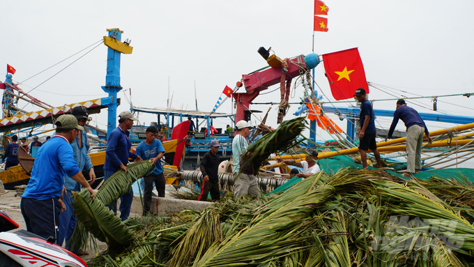 Các tàu thuyền đang tất bật chuẩn bị cho chuyến vươn biển đầu năm. Ảnh: Bình Phương.