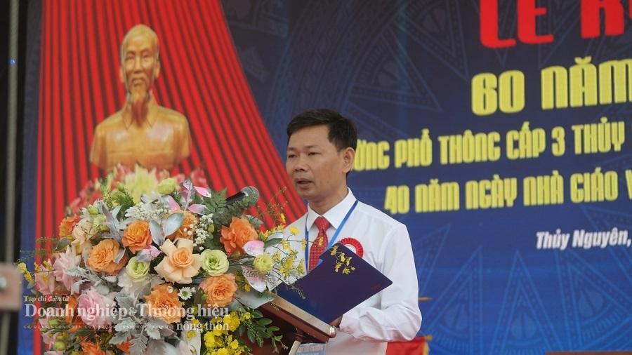 Ông Nguyễn Xuân Hòa – Hiệu trưởng trường THPT Lý Thường Kiệt đọc diễn văn ôn lại chặng đường 60 năm xây dựng và phát triển của Nhà trường