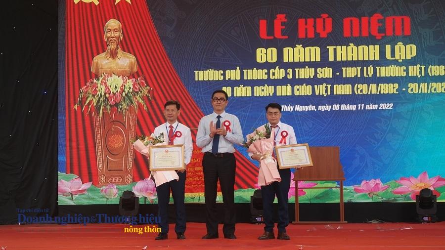 Thừa ủy quyền của Bộ trưởng Bộ GD&ĐT, ông Bùi Văn Kiệm – Giám đốc Sở GD&ĐT trao Bằng khen cho tập thể trường THPT Lý Thường Kiệt và ông Doãn Hoàng Trung – Phó Hiệu trưởng Nhà trường