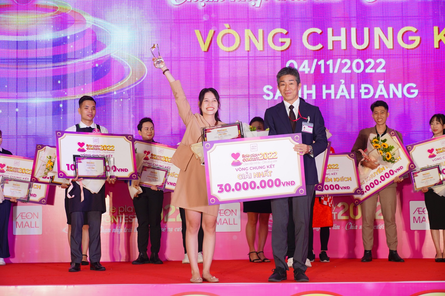 Thí sinh Dương Thị Minh Thư, nhân viên cửa hàng Estelle AEON MALL Tân Phú Celadon đạt giải Quán quân chung cuộc