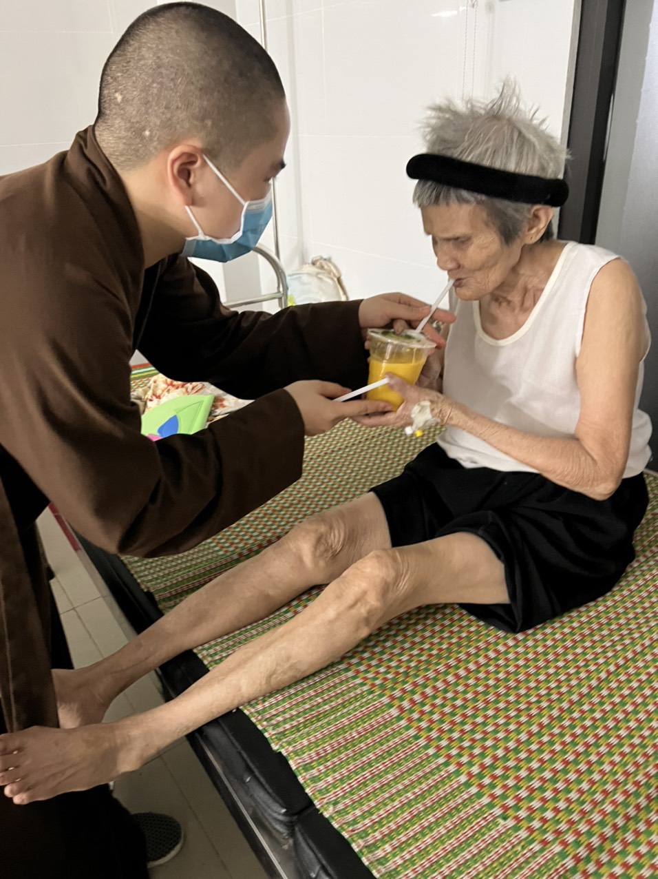 Sư cô Thích Diệu Ân phát tâm cho những bệnh nhân có hoàn cảnh khó khăn