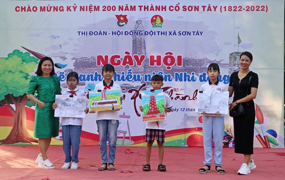 Cũng trong sáng 12/11, Ngày hội vẽ tranh với chủ đề “Dấu xưa Thành cổ” do Đoàn thanh niên Thị xã Sơn Tây tổ chức đã thu hút được hơn 20 em học sinh trường THCS Sơn Tây tham gia.