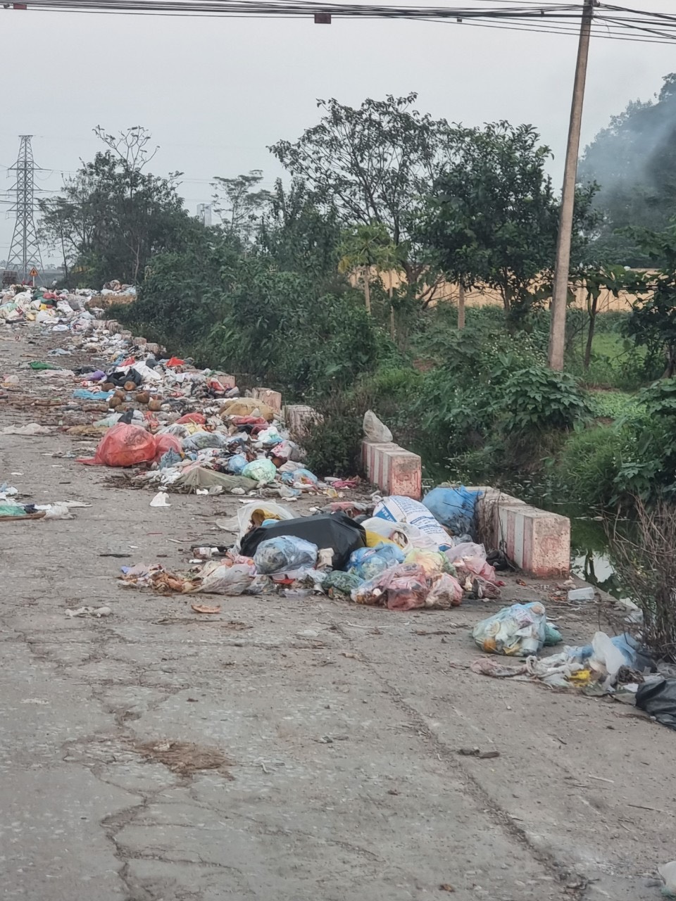 Rác thải tập kết tràn lan