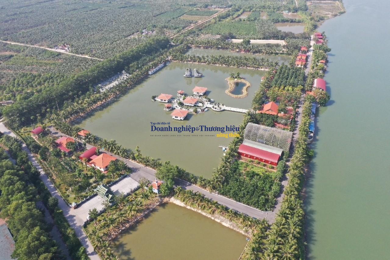 Công trình bao gồm vườn cây, ao cá, nhà ở, hòn non bộ, nhà trên nước - Hướng từ sông vào