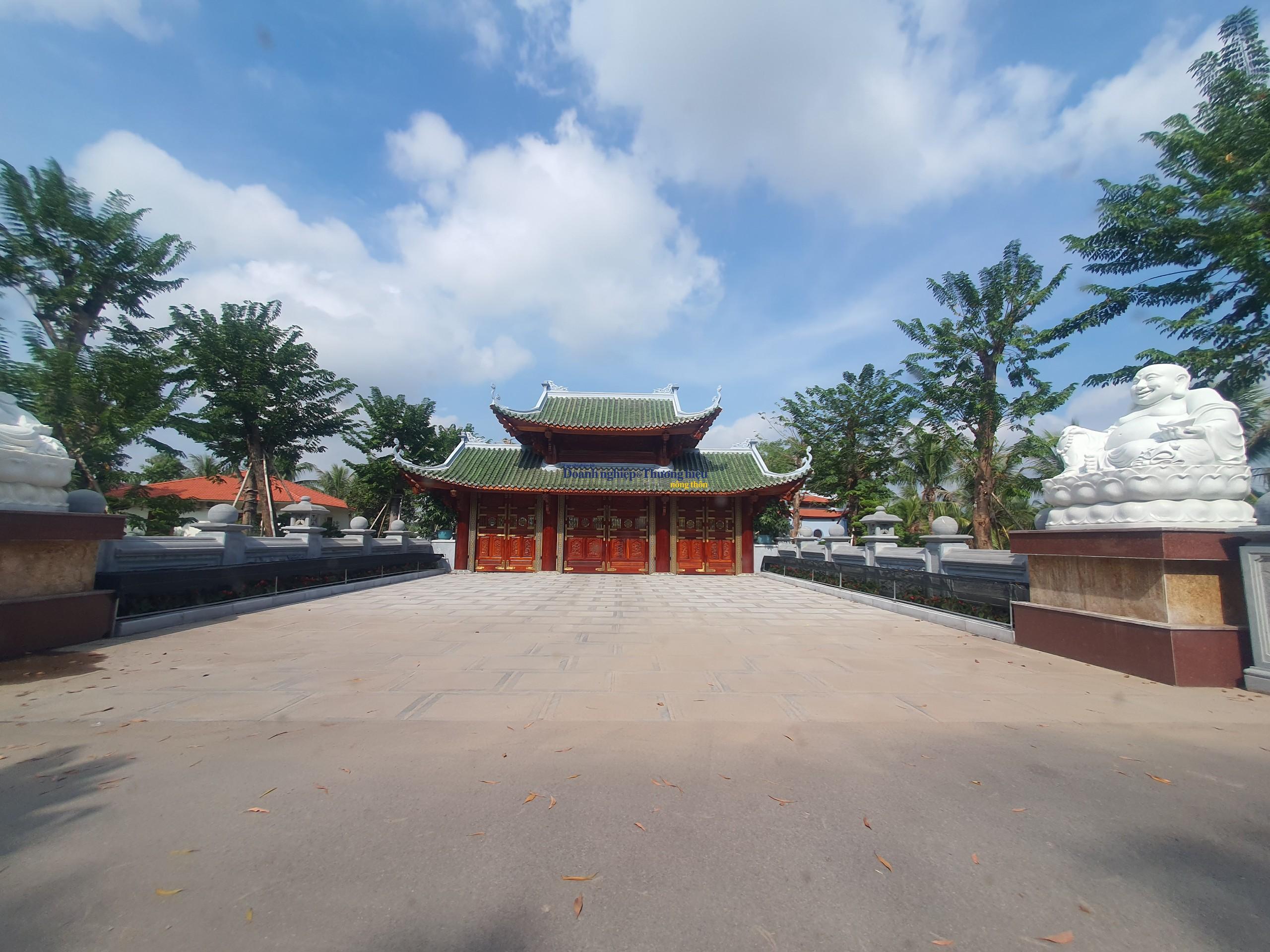 Cổng gỗ bề thế trên đường từ đê vào đò Bãi Mạc