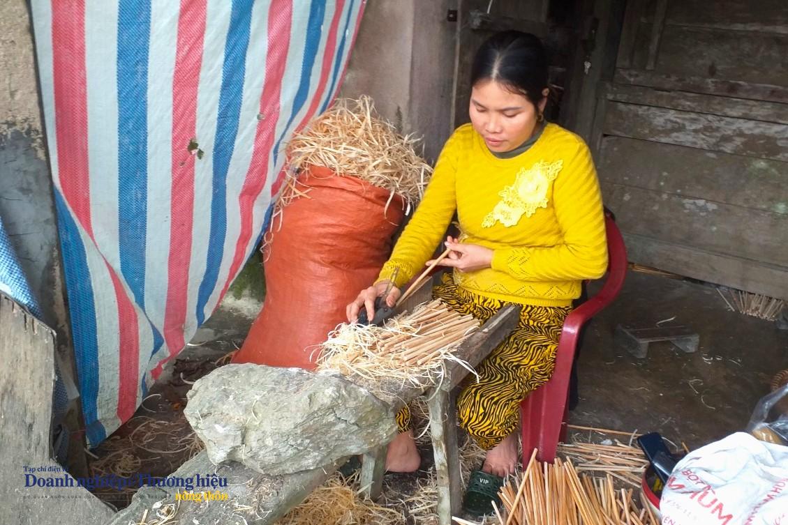 Đũa cau nàng rưng từ lâu đã trở thành “đặc sản” của người dân Phúc Trạch, chinh phục nhiều vị khách khó tính bởi chính sự thô mộc giản dị của mình.