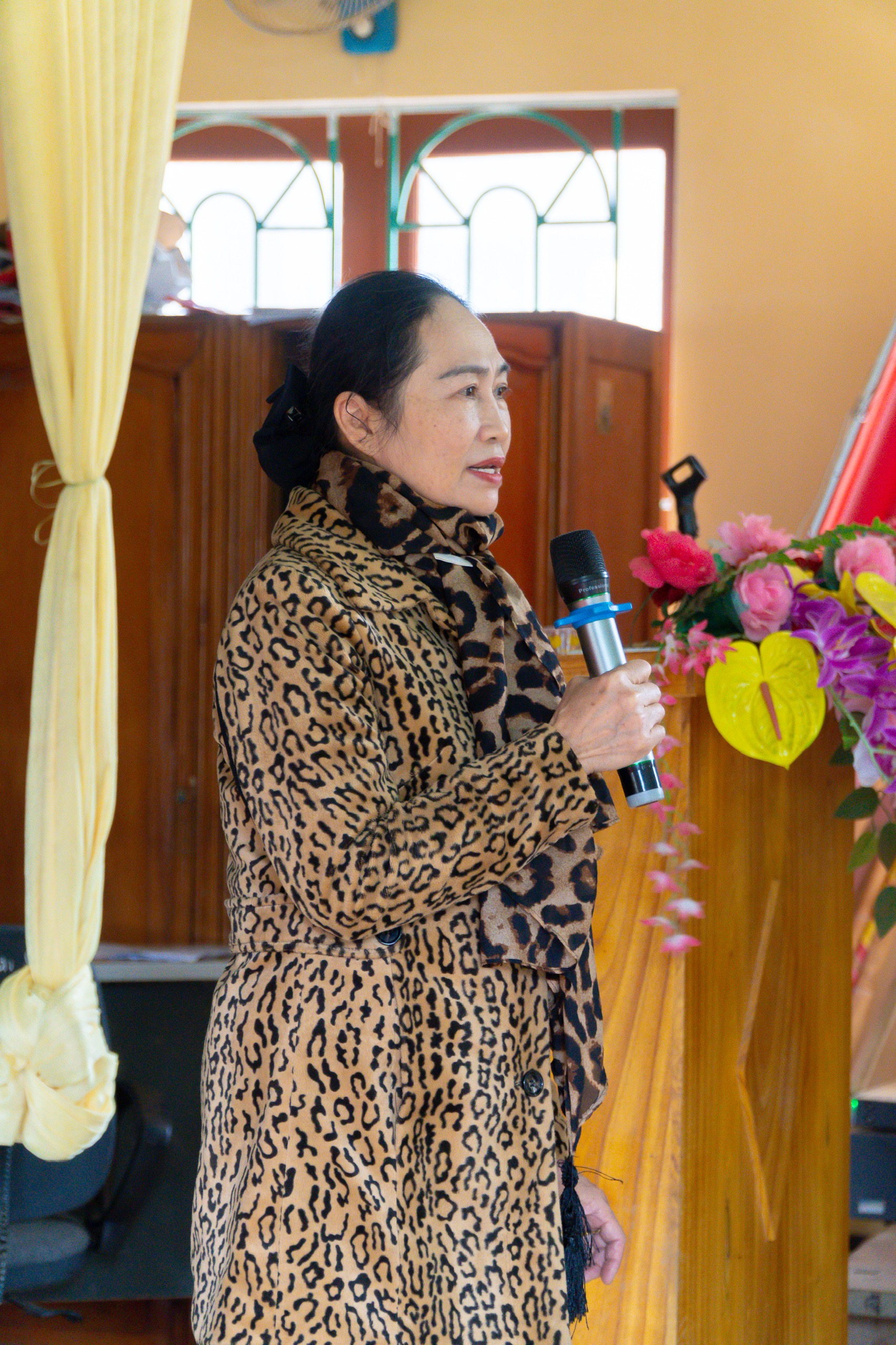 Nhà báo Vũ Thị Tuyết Nhung phát biểu và chúc Tết cán bộ, người dân trên địa bàn.