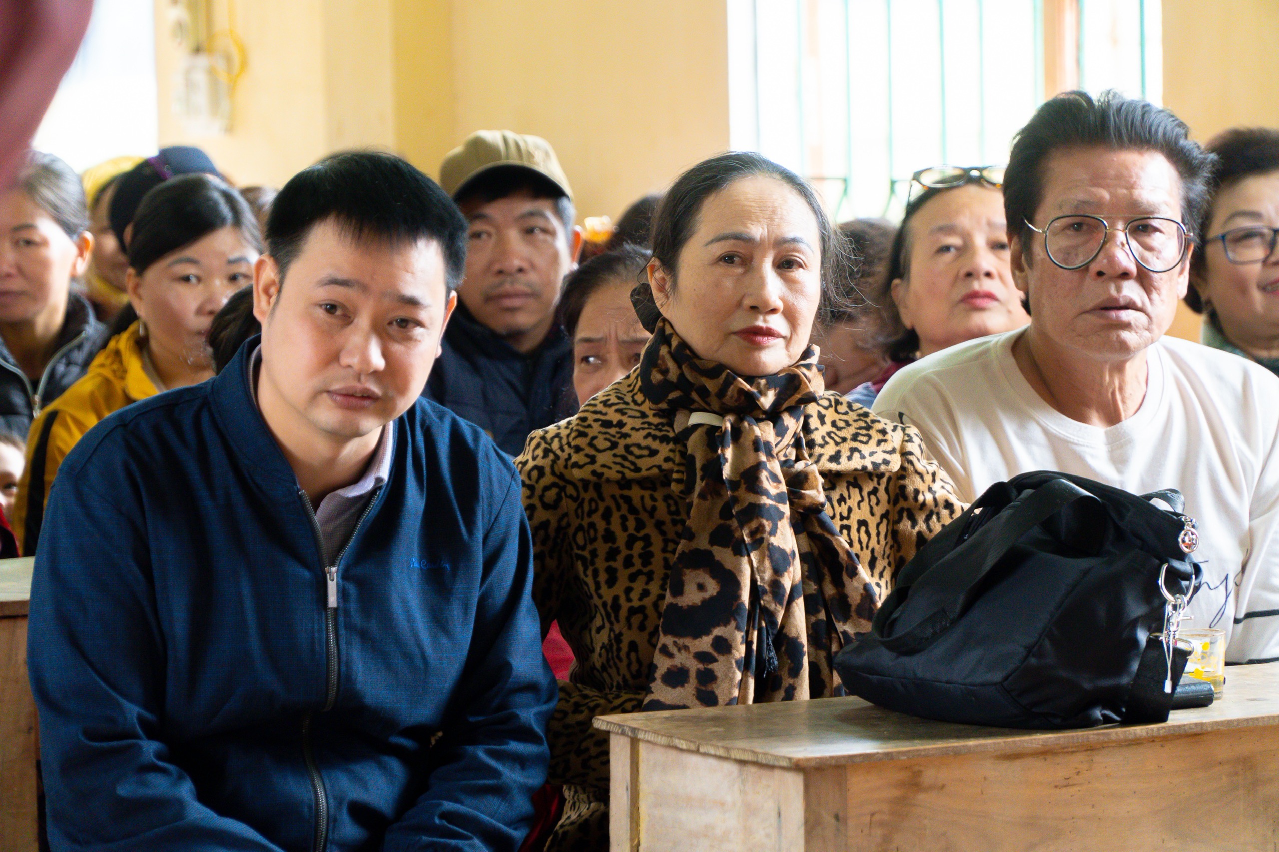 Nhà báo Vũ Thị Tuyết Nhung và đoàn thiện nguyện tại chương trình.