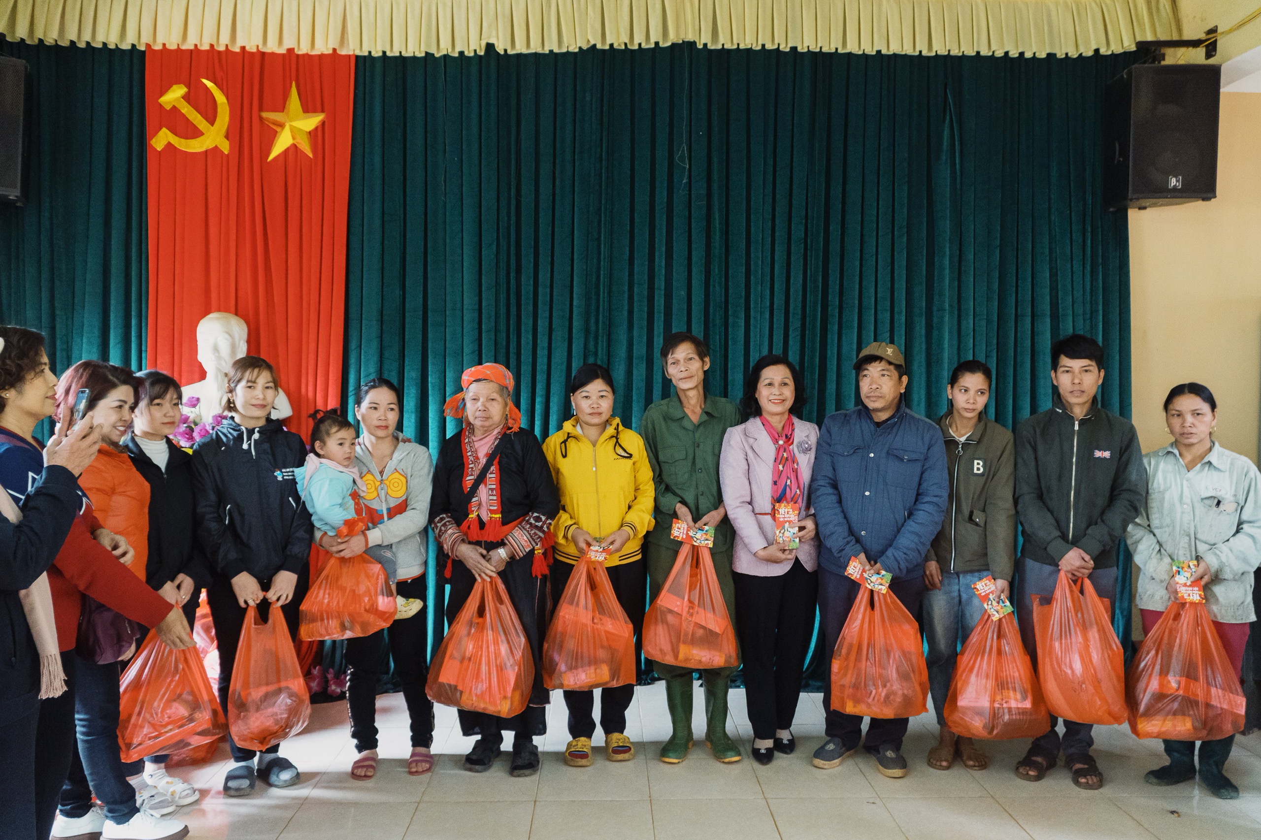 Đoàn thiện nguyện Câu lạc bộ Nhà báo nữ Việt Nam trao tận tay 102 suất quà cho gia đình có hoàn cảnh khó khăn tại địa bàn.