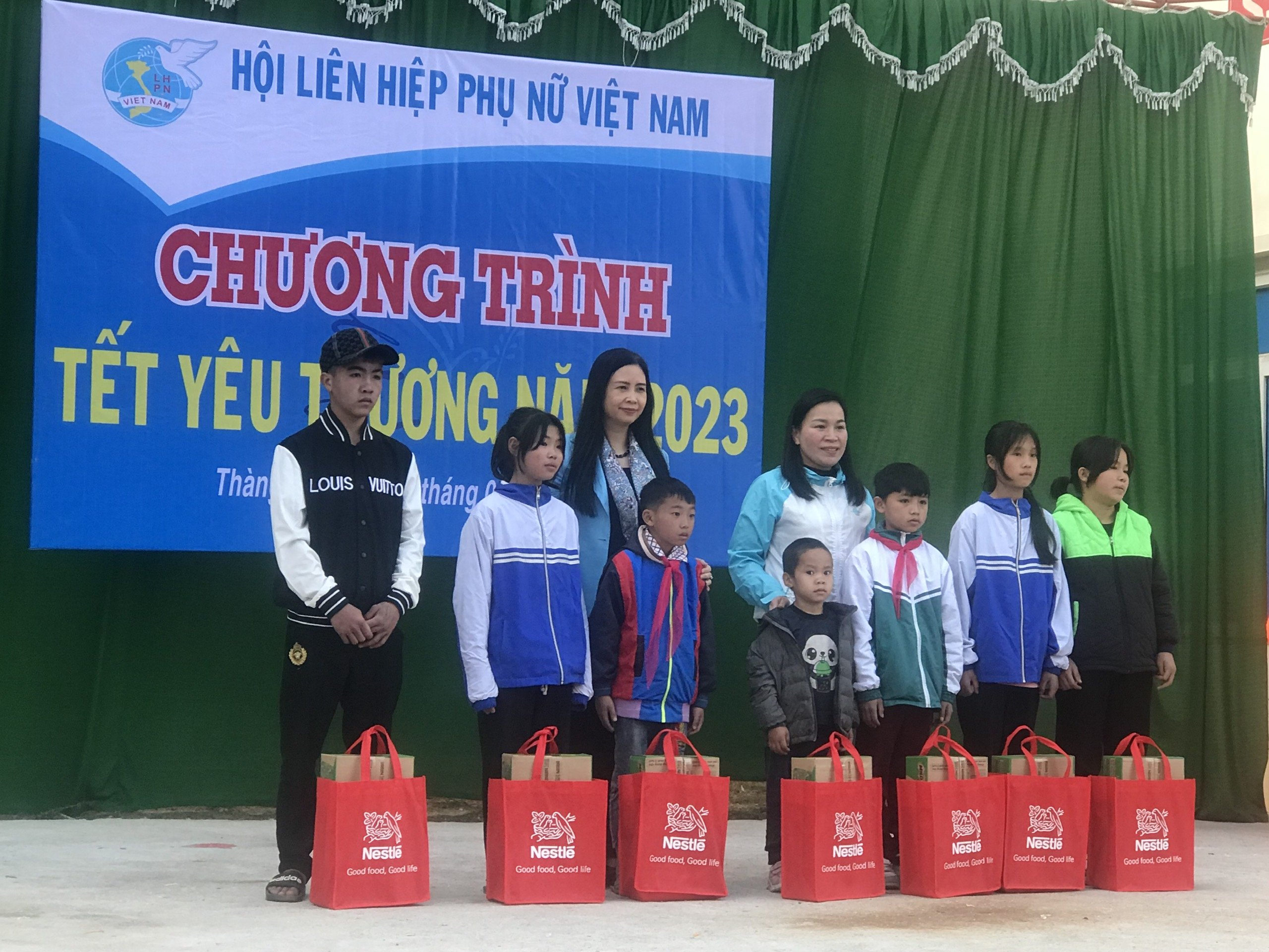 Nestlé Việt Nam đồng hành cùng Hội LHPNVN trong hoạt động tặng quà cho phụ nữ, trẻ em có hoàn cảnh khó khăn tại các tỉnh biên cương.