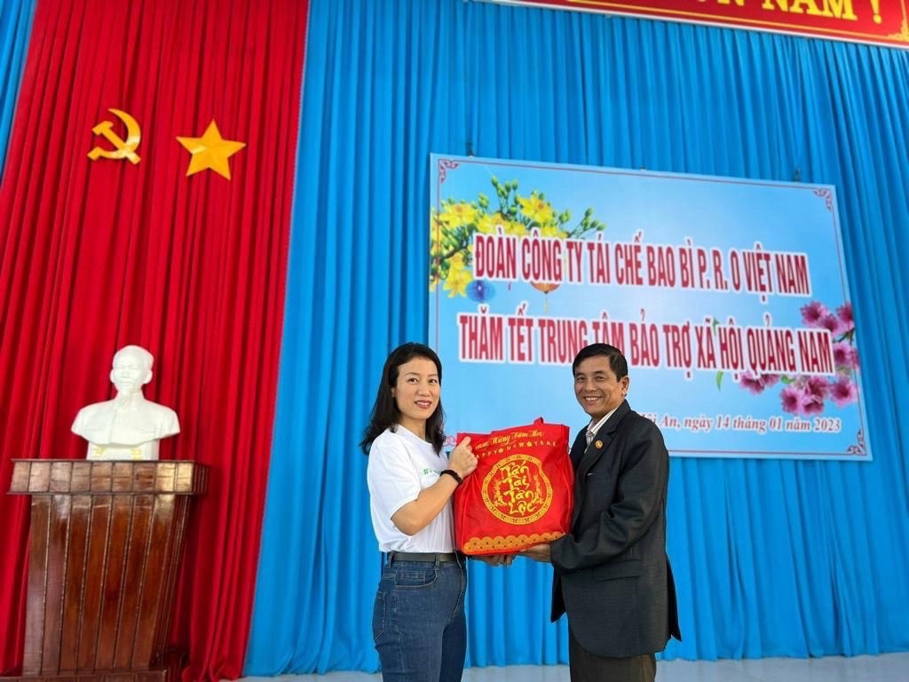 Bà Chu Thị Kim Thanh - Giám đốc PRO Việt Nam đại diện đoàn tặng quà cho đại diện Trung tâm Bảo trợ xã hội Quảng Nam ông Trần Phước Tuấn 