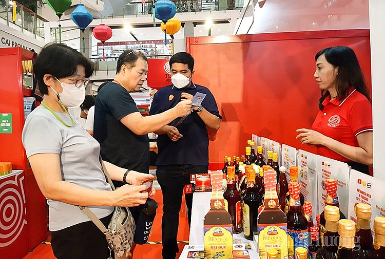 Quảng bá nước mắm Phú Quốc tại thị trường Thái Lan. Ảnh Báo CT.