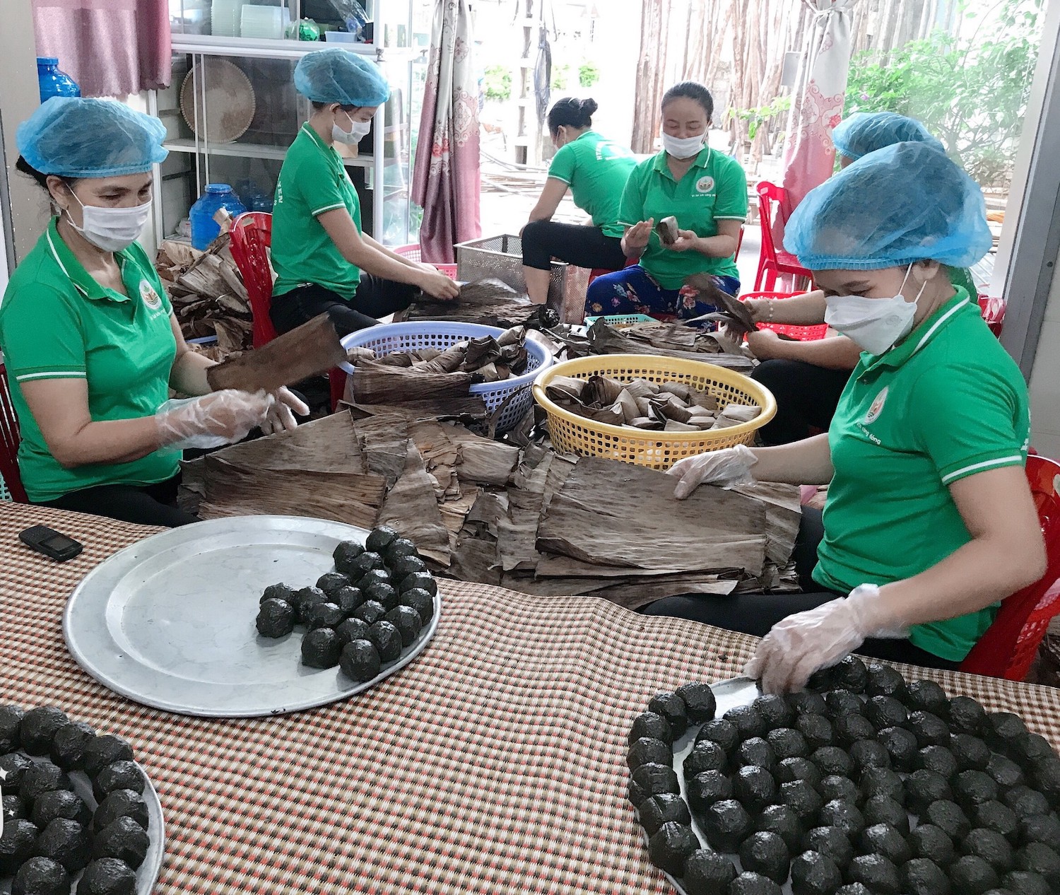 Trung bình mỗi ngày có khoảng 20.000 chiếc bánh gai ở làng Khóng được bán đi khắp các miền quê