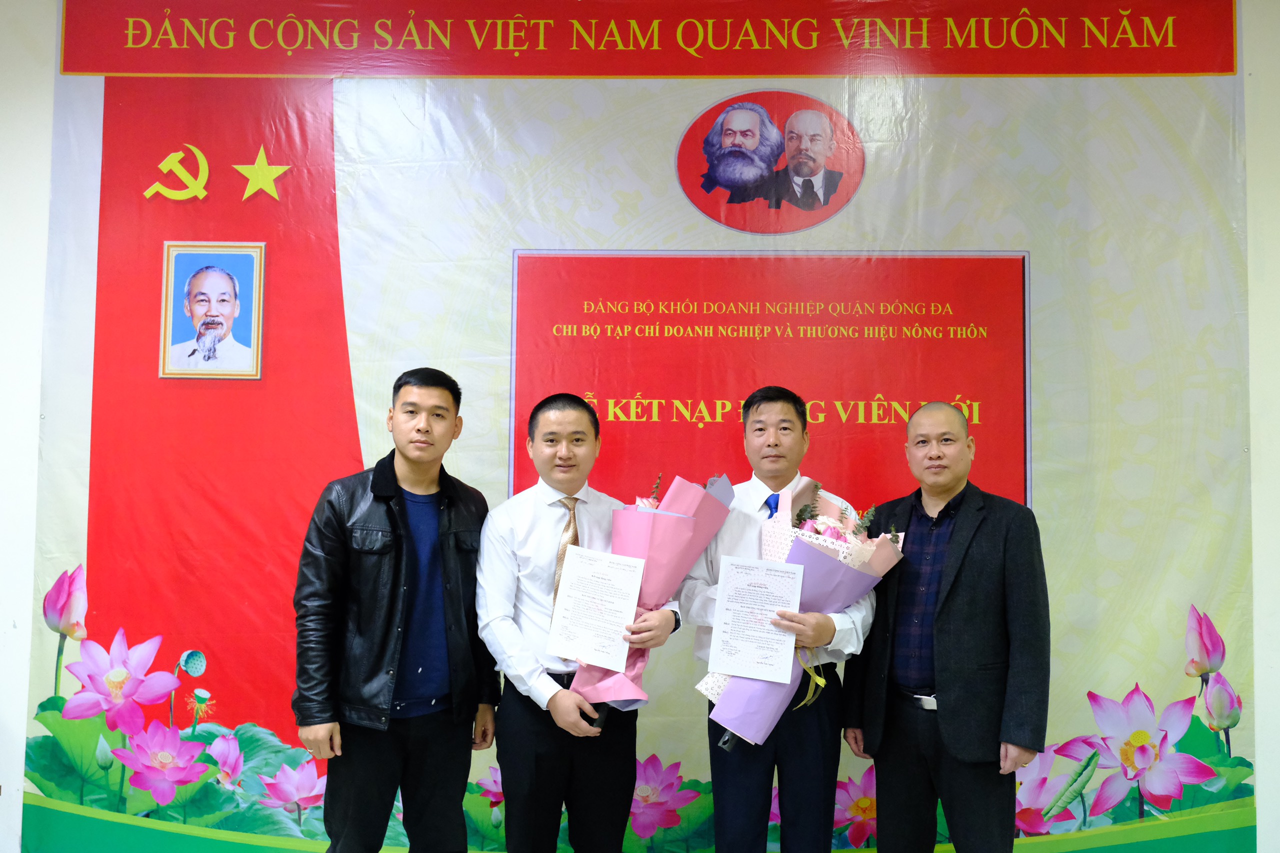 Hai tân đảng viên chụp ảnh lưu niệm cùng Lãnh đạp Đảng uỷ Khối Doanh nghiệp quận Đống Đa và Bí thư Chi bộ Tạp chí.