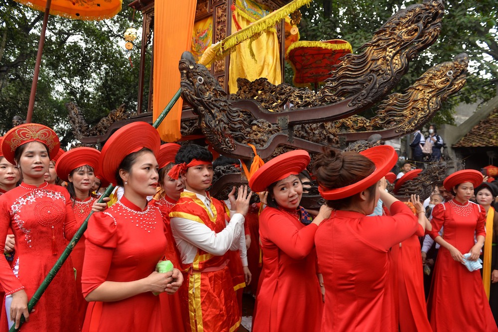 Các quý bà thanh lịch của làng được chọn tham gia rước kiệu dẫn lễ vật