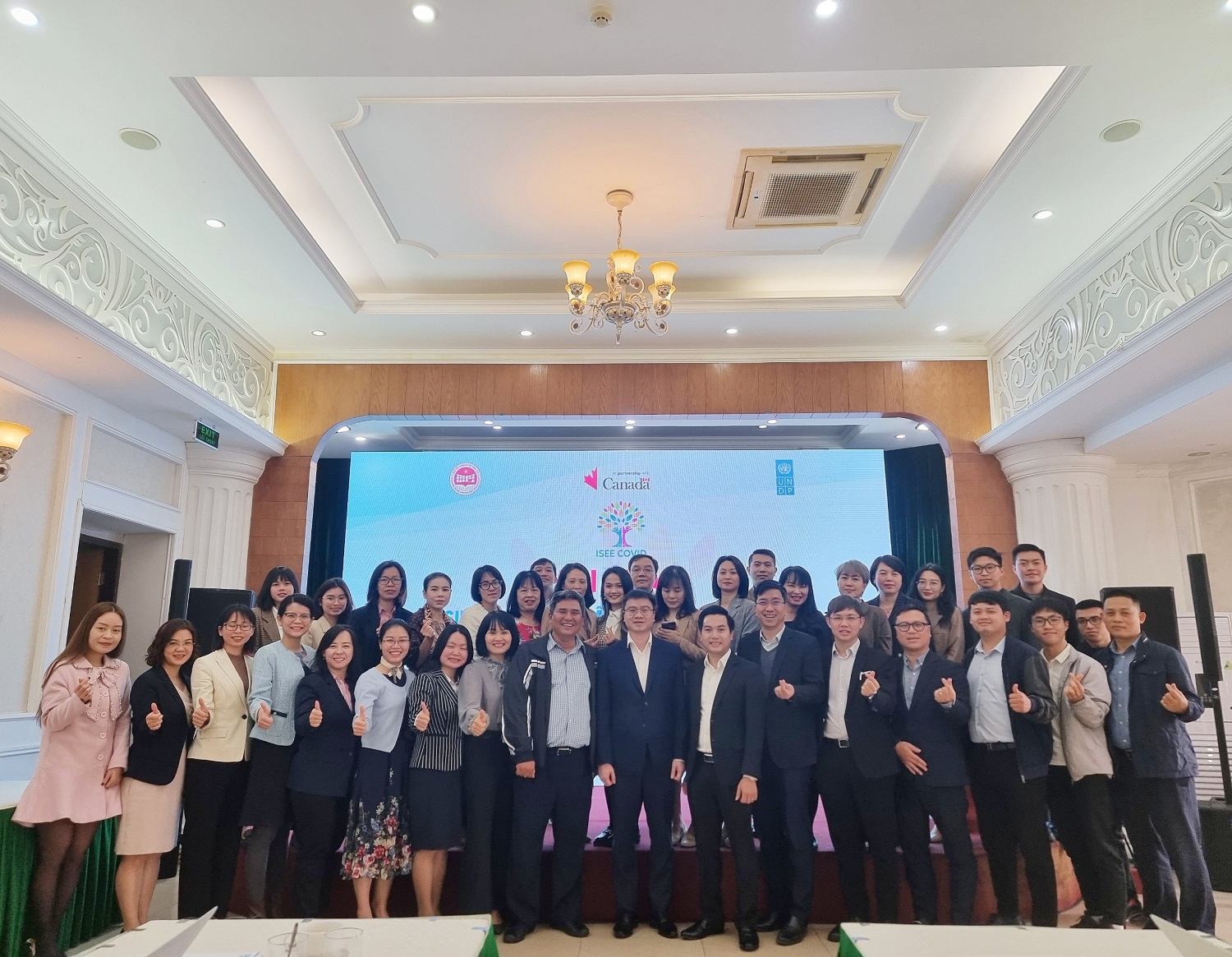 Ban tổ chức cùng các đại biểu chụp hình lưu niệm tại chương trình hội thảo
