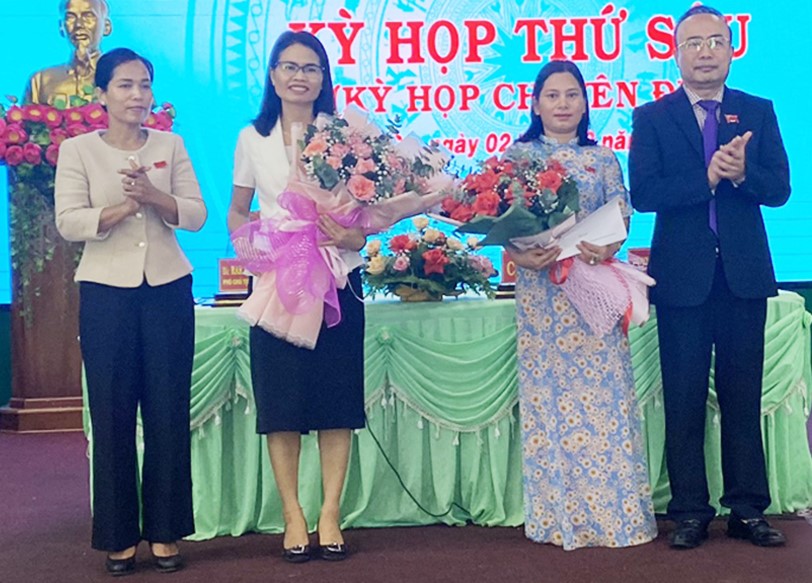 Ông Nguyễn Hồng Hà (bìa phải) và bà Rmah H’Bé Nét (bìa trái) tặng hoa chúc mừng bà Kpui H'Blê và bà Rah Lan H'Thanh tại kỳ họp.