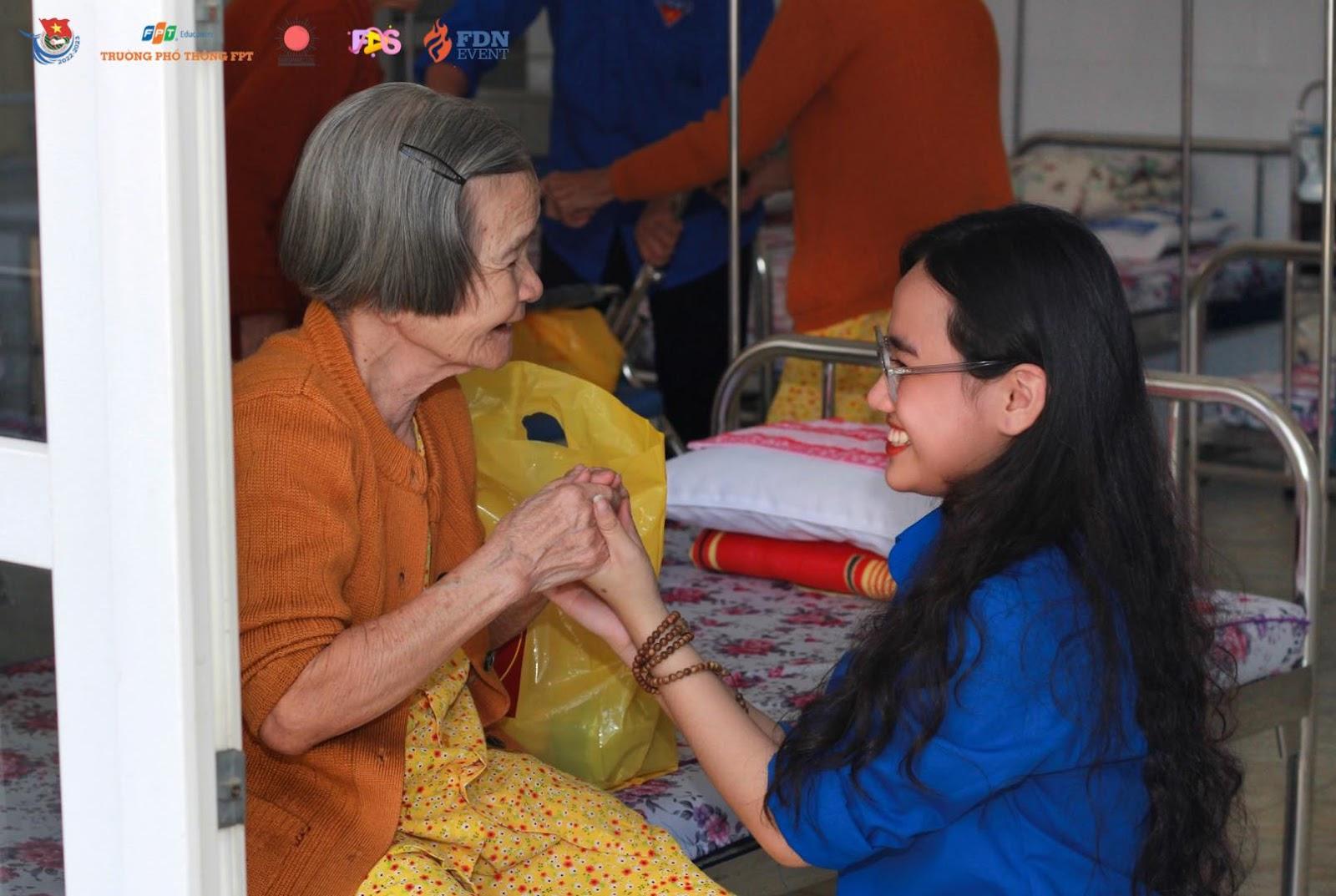 Học sinh trường THPT FPT Đà Nẵng tới thăm hỏi và tặng quà tại Trung tâm Bảo trợ xã hội