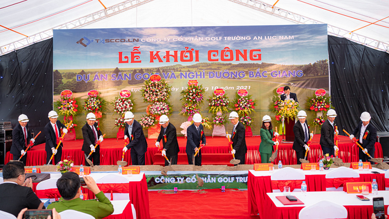 Các đại biểu động thổ khởi công Dự án sân golf và nghỉ dưỡng Bắc Giang thuộc địa bàn huyện Lục Nam.