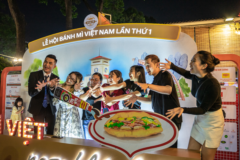 Nhiều bạn trẻ thích thú tham quan, thưởng thức bánh mì tại Lễ hội Bánh mì Việt Nam