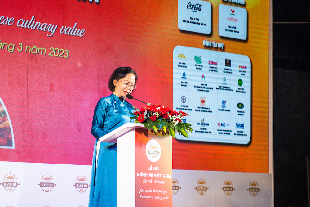 Bà Nguyễn Thị Khánh, Chủ tịch Hiệp hội Du lịch TP.HCM phát biểu tại Lễ khai mạc Lễ hội Bánh mì Việt Nam lần thứ nhất năm 2023