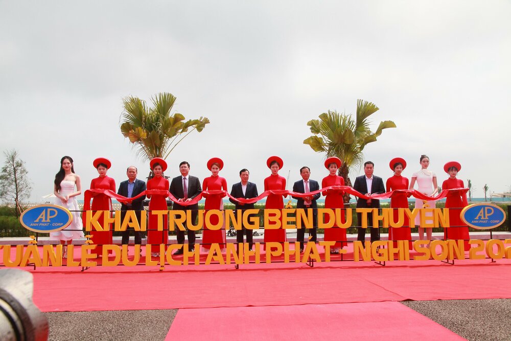 Các đại biểu cắt băng khánh thành bến du thuyền Anh Phát