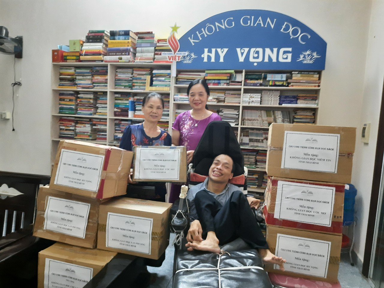 4. Tiến sĩ Vũ Dương Thuý Ngà bên mẹ con Hà Cừ