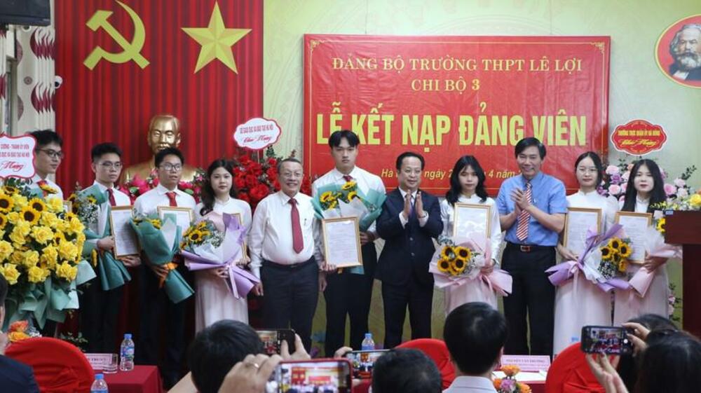 Lãnh đạo Sở GD&ĐT Hà Nội và quận Hà Đông chúc mừng các tân đảng viên của Đảng bộ Trường THPT Lê Lợi được kết nạp Đảng chiều 25/4. Ảnh: Đình Tuệ