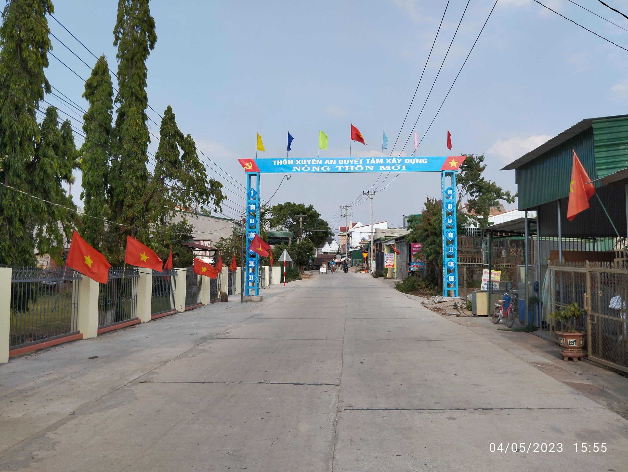Đường Giao thông đi lại được bê tông hóa, sach đẹp.