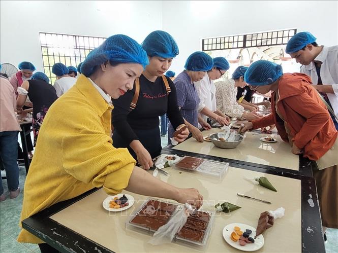 Du khách trải nghiệm làm kẹo socola tại Công ty Binon ca cao, xã Xà Bang, huyện Châu Đức