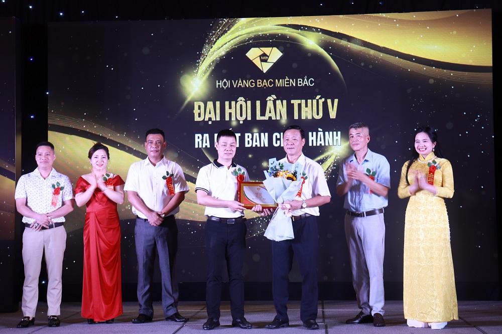 Tri ân nguyên Chủ tịch vì những cống hiến trong suốt thời gian qua.