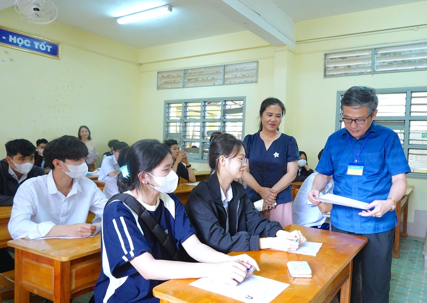 giam-doc-so-gd-dt-le-duy-dinh-chu-tich-hoi-dong-thi-kiem-tra-cong-tac-huong-dan-thi-sinh-lam-thu-tuc-du-thi-pho-bien-quy-che-thi-tai-diem-thi-truong-thpt-pleiku-anh-moc-tra-9876