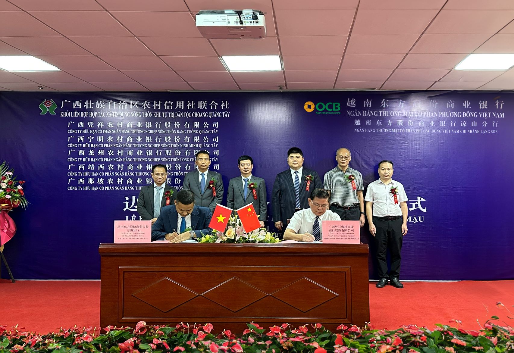 Ông Phạm Bình Hùng, Giám đốc OCB – Chi nhánh Lạng Sơn thực hiện ký kết hợp đồng hợp tác thanh toán biên mậu với các Chi nhánh thuộc Khối liên hợp hợp tác xã tín dụng nông thôn khu tự trị dân tộc Choang Quảng Tây.