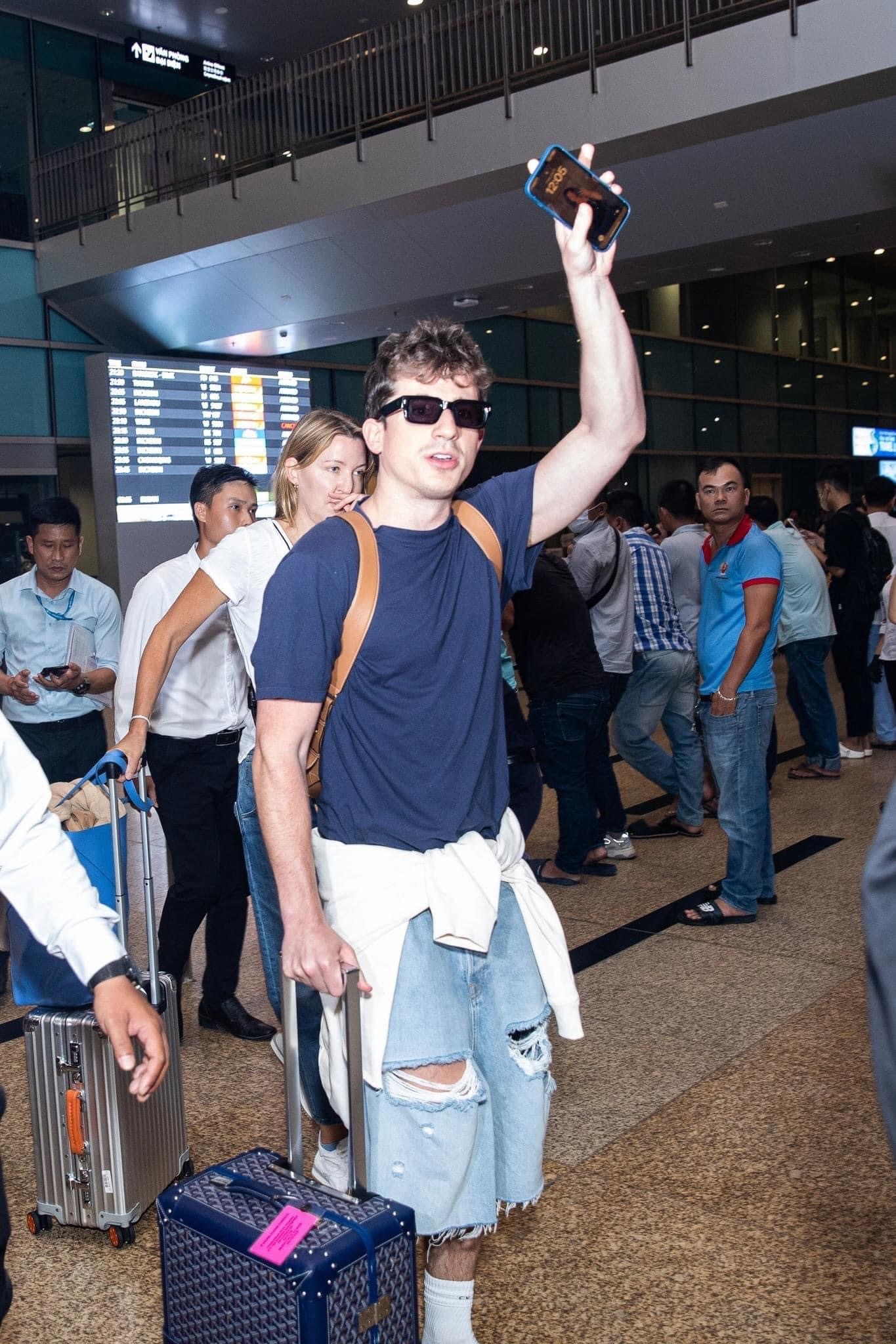 Thông tin, hình ảnh Charlie Puth đặt chân đến Nha Trang gây sốt trên mạng, nhiều fan hâm mộ tỏ ra tiếc nuối vì đã không săn được vé để có cơ hội gặp gỡ thần tượng.